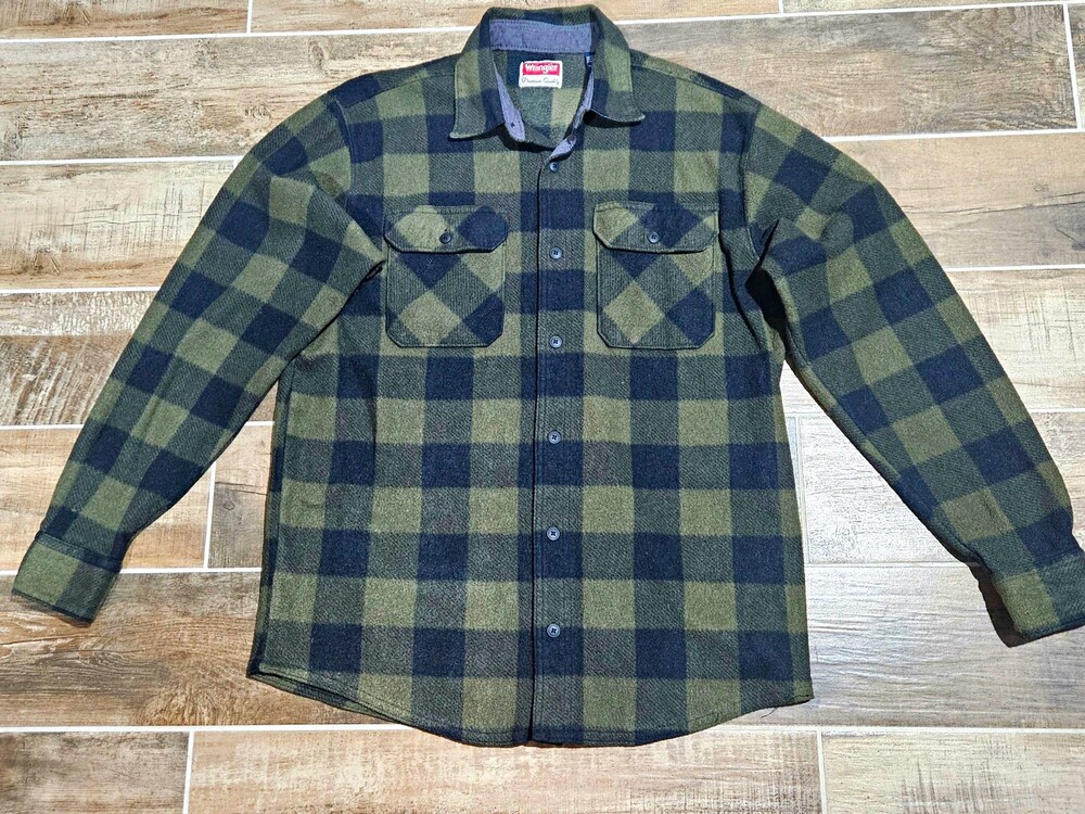 Wrangler Men’s M Green Black Plaid Flannel Button-Up Shirt Point Collar Pockets